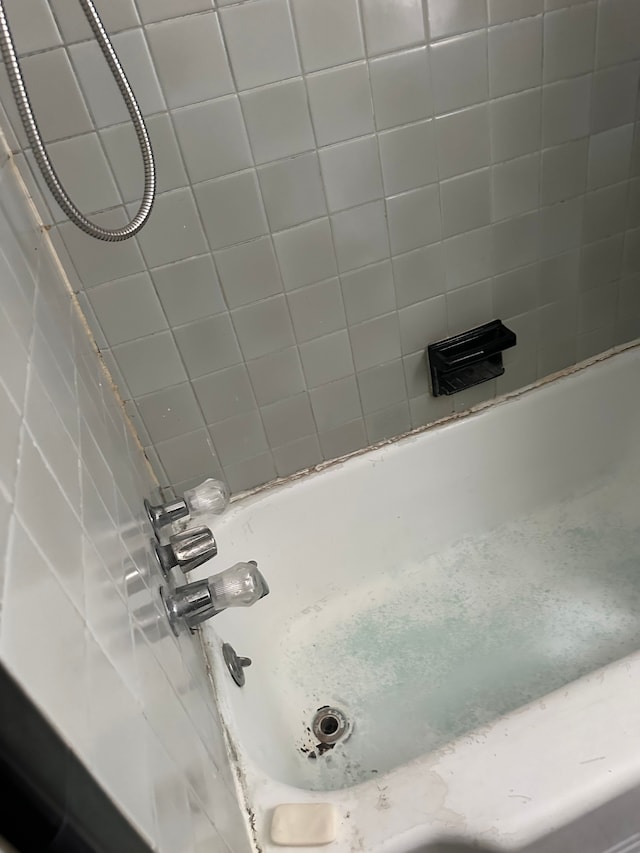 bathroom featuring tiled shower / bath combo