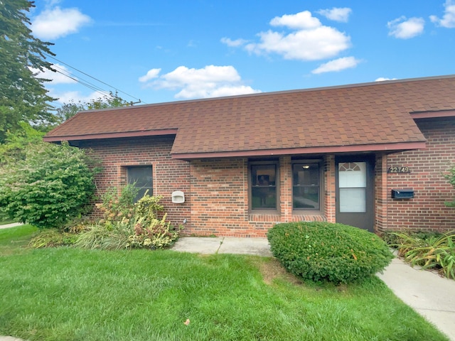 view of front of property with a front lawn