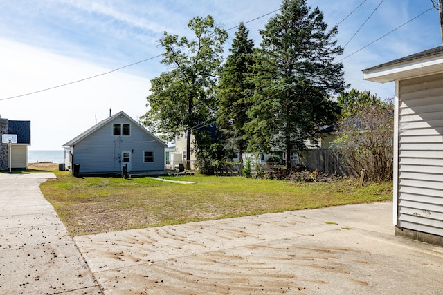 view of yard featuring a patio area