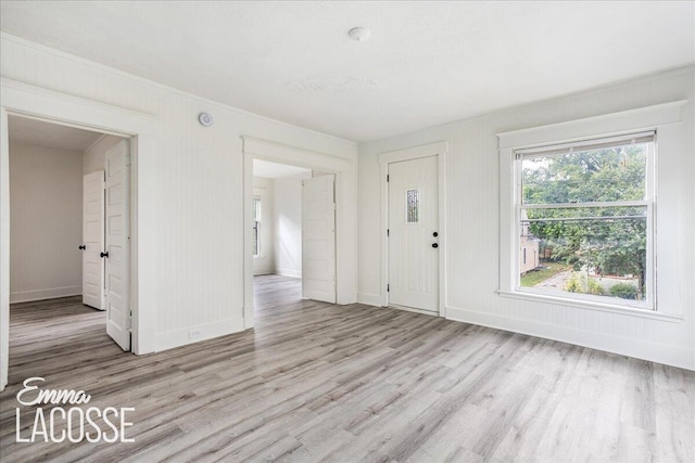 318 Diamond Ave SE, Grand Rapids, MI 49506 - entryway featuring wood finished floors, baseboards, and crown molding