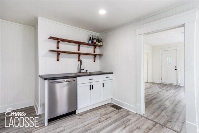 318 Diamond Ave SE, Grand Rapids, MI 49506 - indoor wet bar featuring dishwasher, light wood-type flooring, baseboards, and crown molding