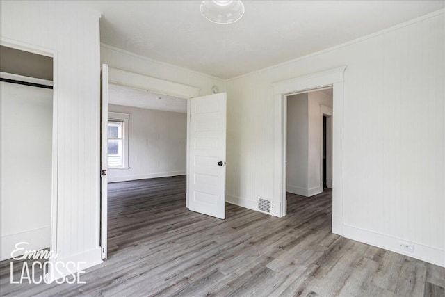318 Diamond Ave SE, Grand Rapids, MI 49506 - empty room featuring wood finished floors, crown molding, and baseboards
