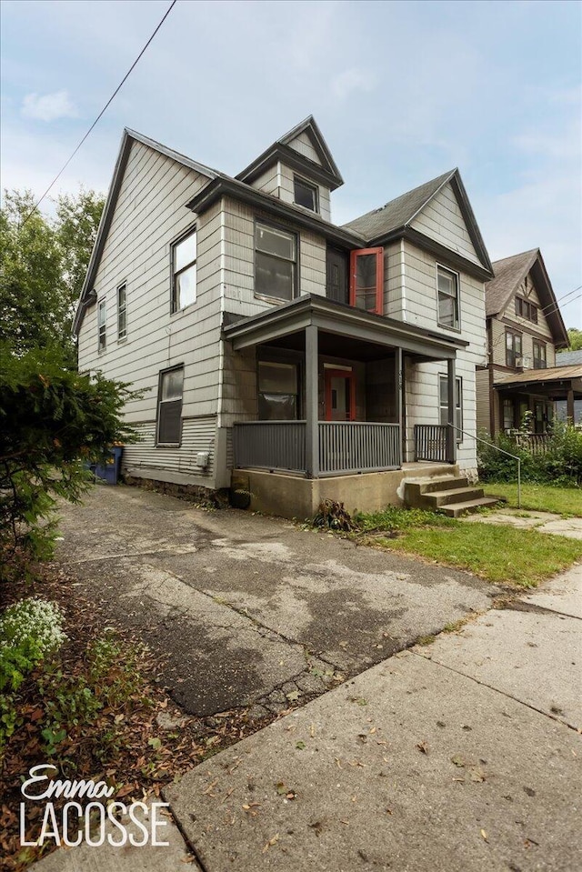 318 Diamond Ave SE, Grand Rapids, MI 49506 - view of front facade with a porch