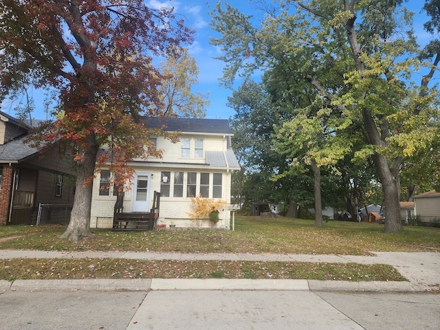 view of front of property featuring a front yard