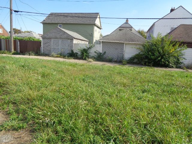 4994 Carpenter St, Hamtramck, MI 48212