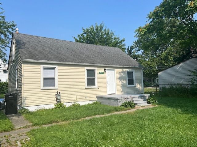 view of front facade featuring a front yard