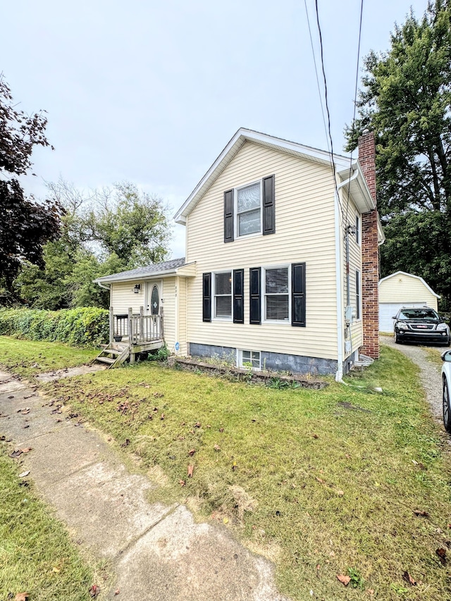 view of front of property featuring a deck and a front yard