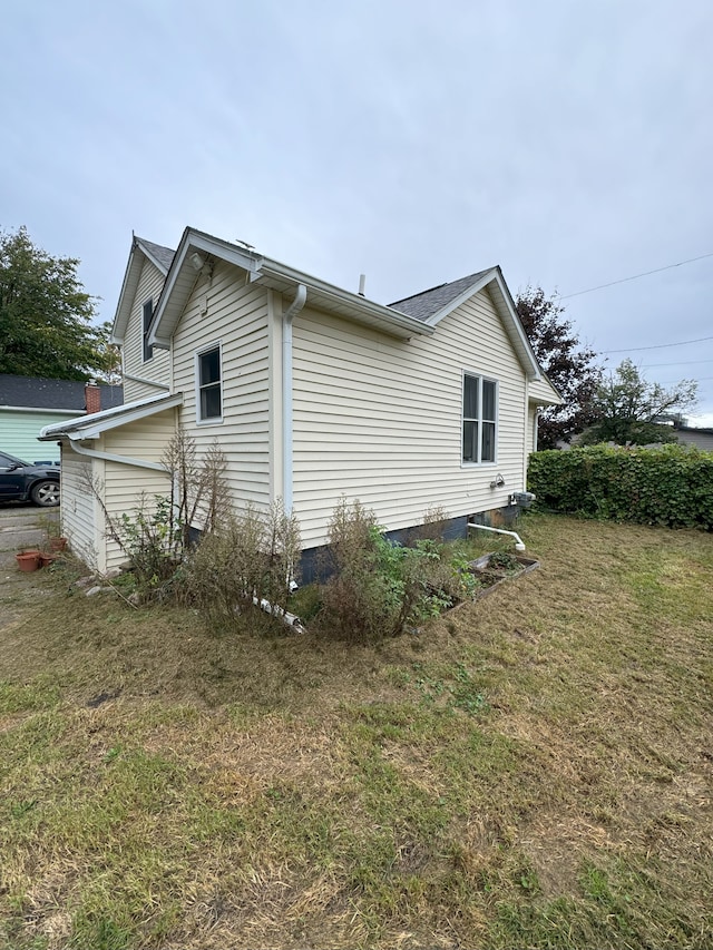 view of side of property featuring a lawn