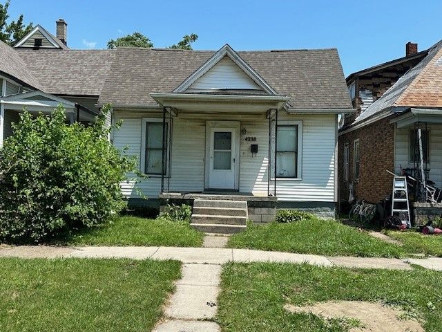 bungalow-style house with a front lawn