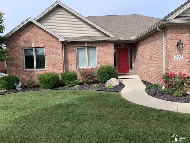 view of front facade featuring a front lawn