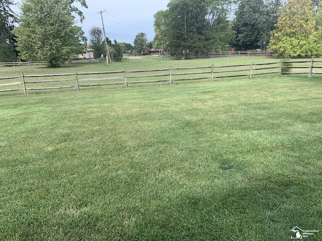 view of yard featuring a rural view