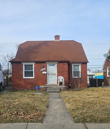 bungalow-style house with a front yard