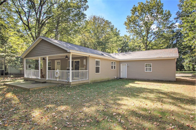 view of front of property featuring covered porch, a front lawn, and ceiling fan