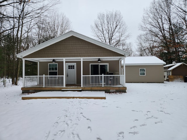 view of front facade featuring ceiling fan and a porch