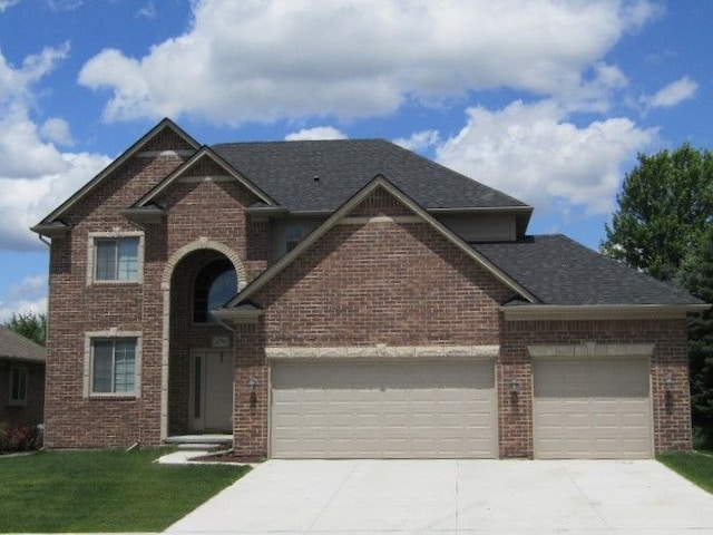 view of front facade featuring a front lawn