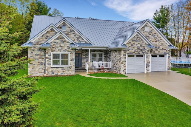 craftsman inspired home featuring a front lawn and a porch