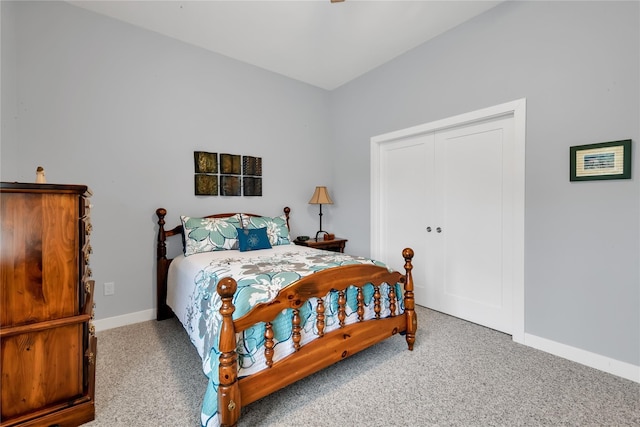 bedroom featuring carpet flooring and a closet