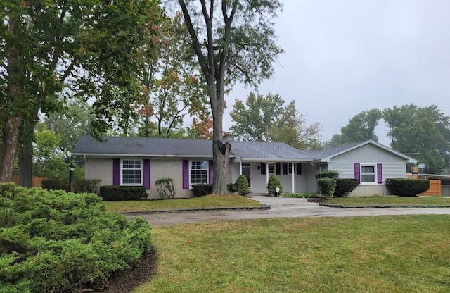 ranch-style home with a front lawn