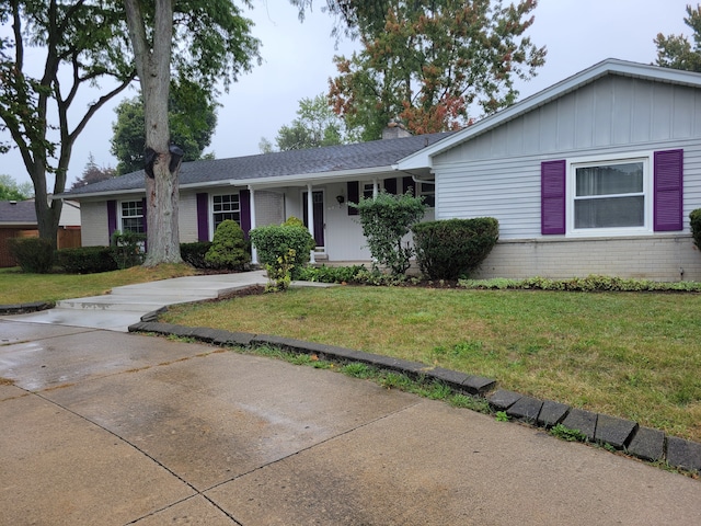 ranch-style home with a front yard