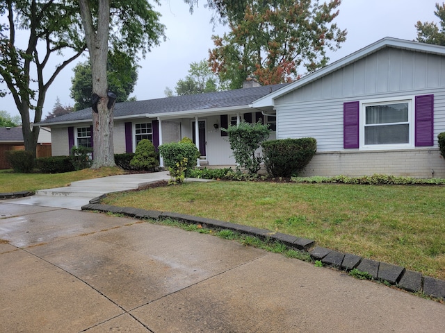 31990 Nottingwood St, Farmington Hills, MI 48334 - ranch-style home featuring brick siding and a front yard