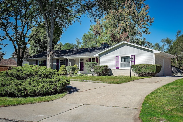 ranch-style house featuring a front lawn