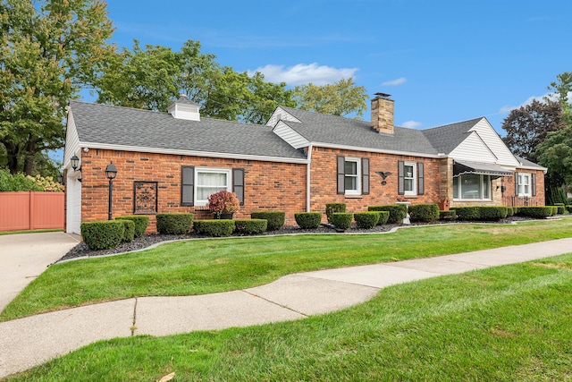 view of front of house featuring a front lawn