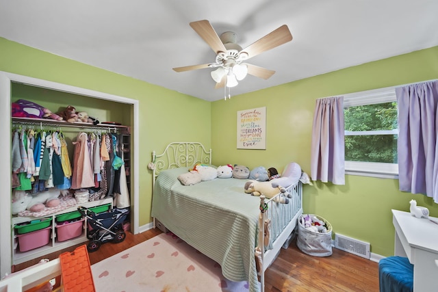 bedroom featuring a closet, ceiling fan, and hardwood / wood-style floors