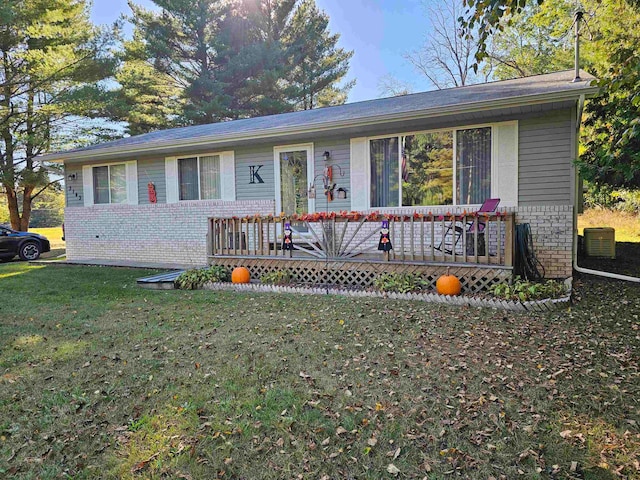 ranch-style house featuring a front lawn