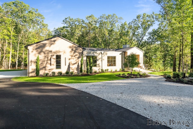 view of front of property with a front yard