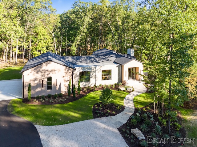 view of front of property featuring a front yard