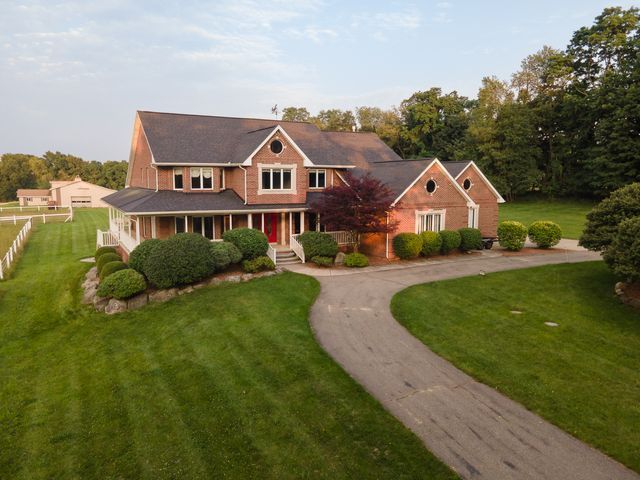 view of front of home featuring a front lawn