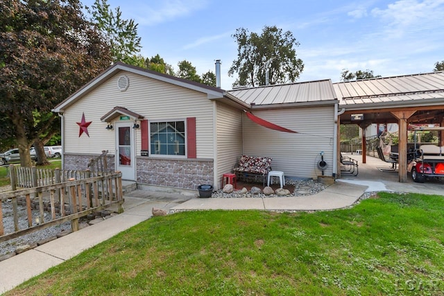 single story home with a front lawn