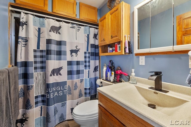 bathroom with a shower with curtain, vanity, and toilet