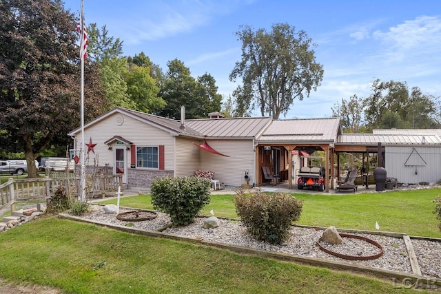 single story home featuring a front lawn