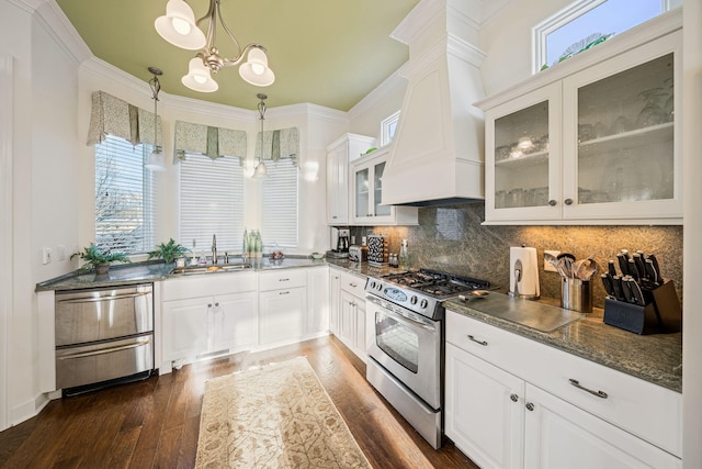 kitchen with custom range hood, a sink, decorative backsplash, gas range, and dark wood-style flooring