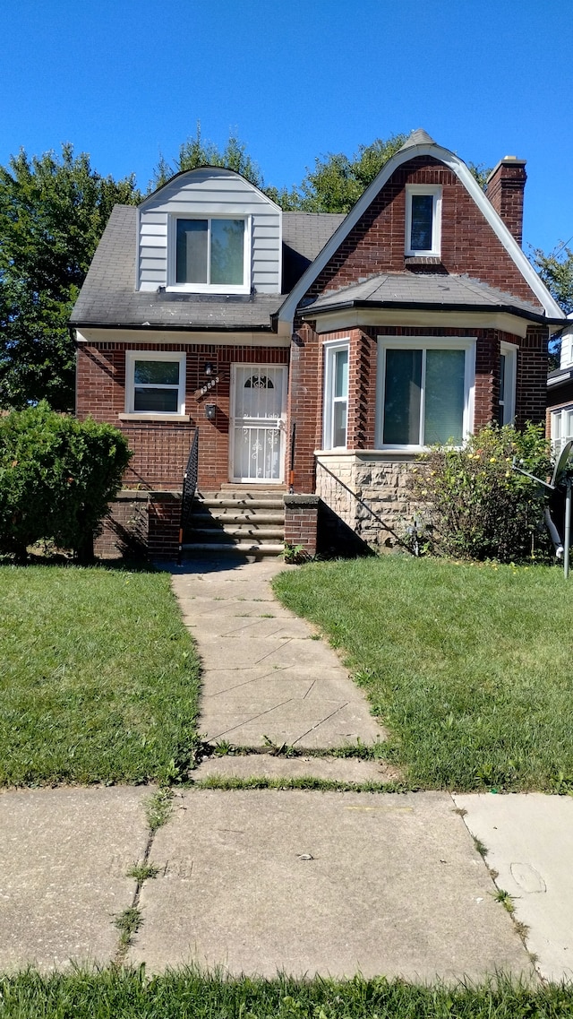 view of front of property with a front lawn