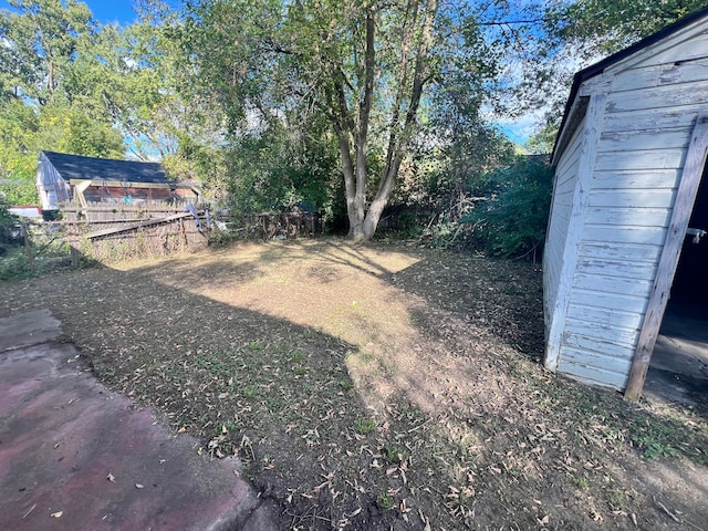 view of yard with a storage unit