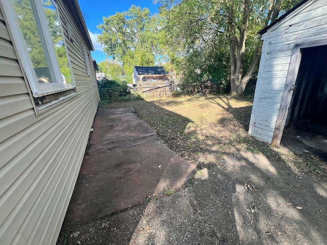 view of yard featuring a patio area