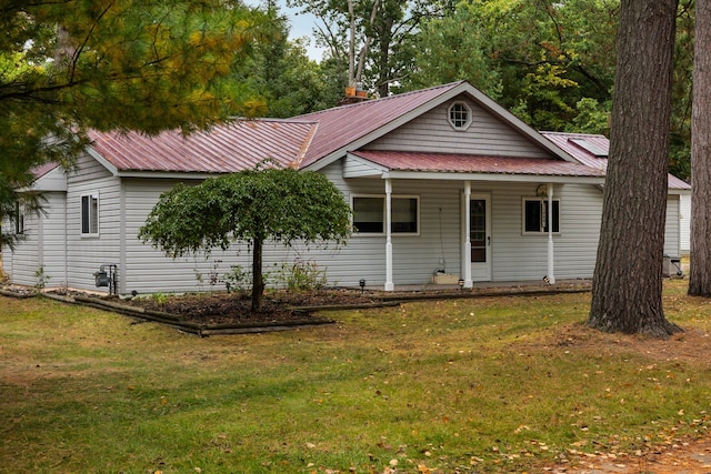 view of front of property featuring covered porch and a front lawn