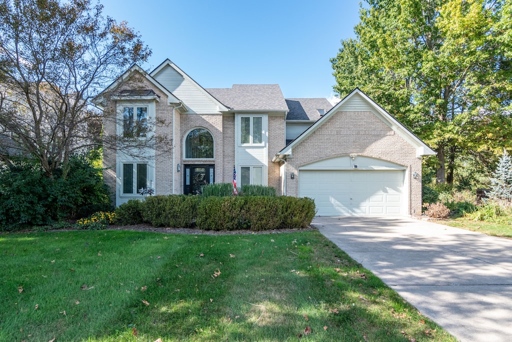 view of front of house featuring a front yard and a garage