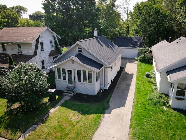 view of front of property featuring a front yard