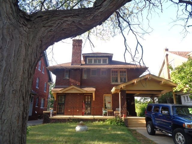 view of front facade with covered porch and a front lawn