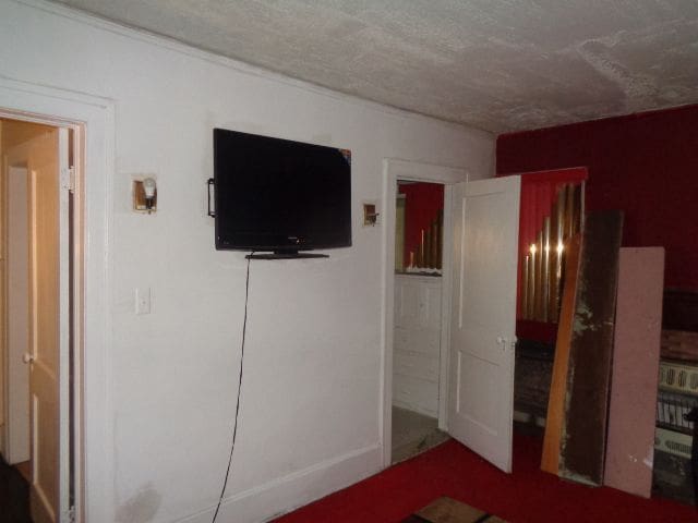 unfurnished bedroom featuring a textured ceiling