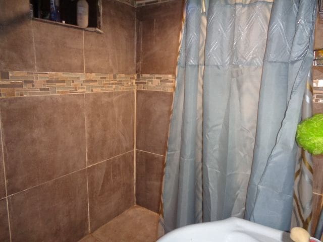 bathroom featuring curtained shower