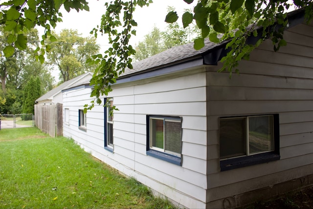 view of side of property featuring a lawn