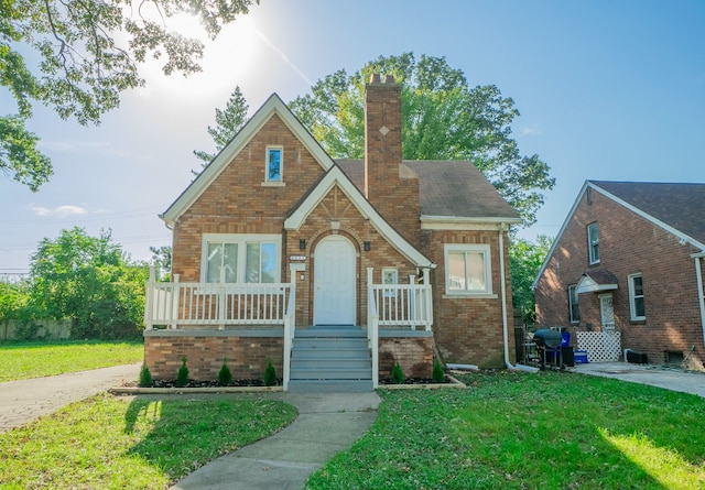 view of front of home with a front lawn