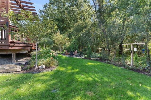 view of yard featuring a pergola