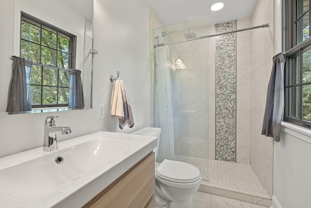 bathroom featuring a shower with curtain, vanity, and toilet