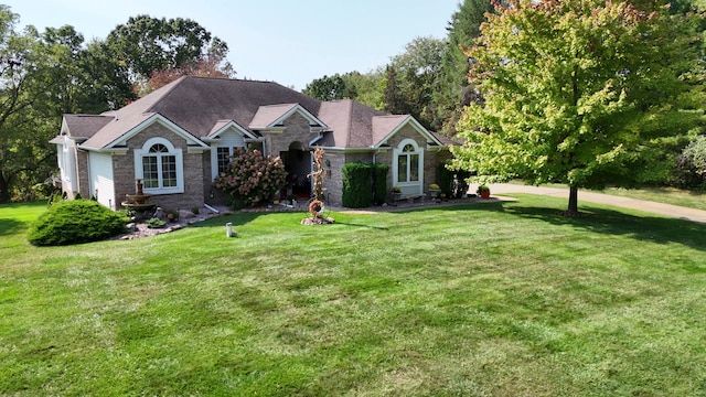 view of front of home featuring a front yard