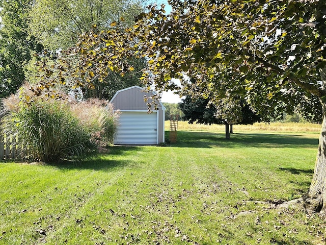 view of yard with an outdoor structure and a garage